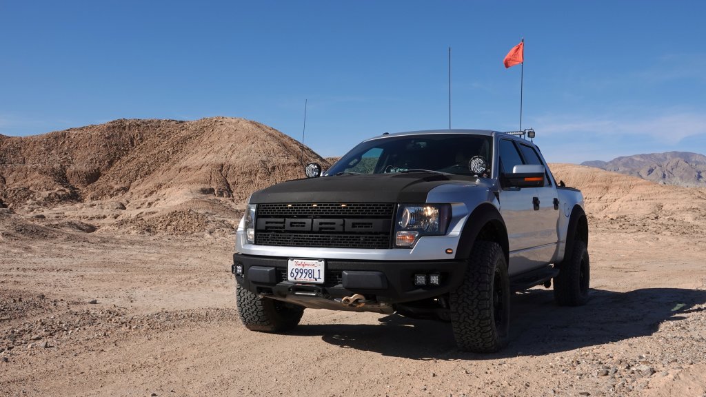 Ford F-150 SVT Raptor
Може би най-популярният камион в Щатите, F-150 SVT Raptor, има произведени цели 13 генерации. Той се появява за първи път през 2009 г. като мощен офроудър с V8 двигател. През 2011 г. Raptor идва с 4х4 тракшън контрол системи и славата на любимец на офроуд ентусиастите, комбиниращ високоскоростни характеристики с качествата на расов работен кон.