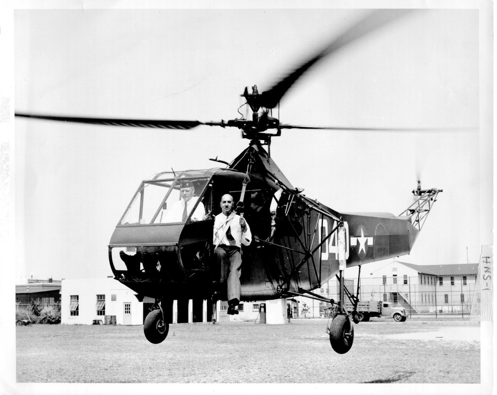 Igor_Sikorsky_in_a_U.S._Coast_Guard_HNS-1,_14_August_1944_(232-8)