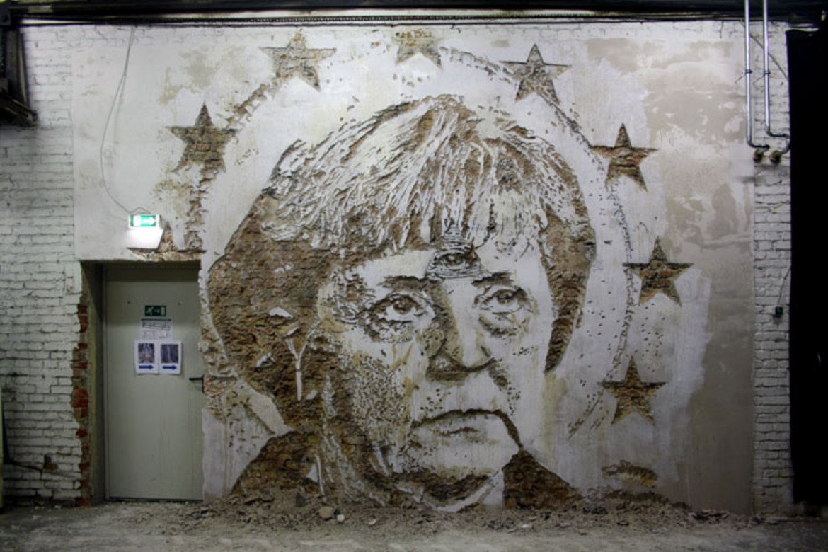  Vhills, Лисабон 

Vhills е прякорът на португалският графити артист Александре Мануел Диас Фарто. Започва да рисува графити още на 10 години, но става най-известен с това, че не използва просто боя, а сложна комбинация от контролирани експлозии и дрелки. 

С тях оформя релефните си изображения по стените. Той е озаглавил това произведение "Берлин" - Ангела Меркел с "всевиждащото око" на челото си.