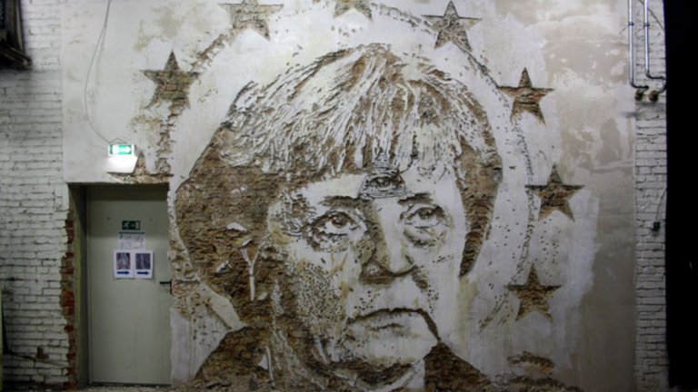 Vhills, Лисабон 
Vhills е прякорът на португалският графити артист Александре Мануел Диас Фарто. Започва да рисува графити още на 10 години, но става най-известен с това, че не използва просто боя, а сложна комбинация от контролирани експлозии и дрелки. 
С тях оформя релефните си изображения по стените. Той е озаглавил това произведение "Берлин" - Ангела Меркел с "всевиждащото око" на челото си.