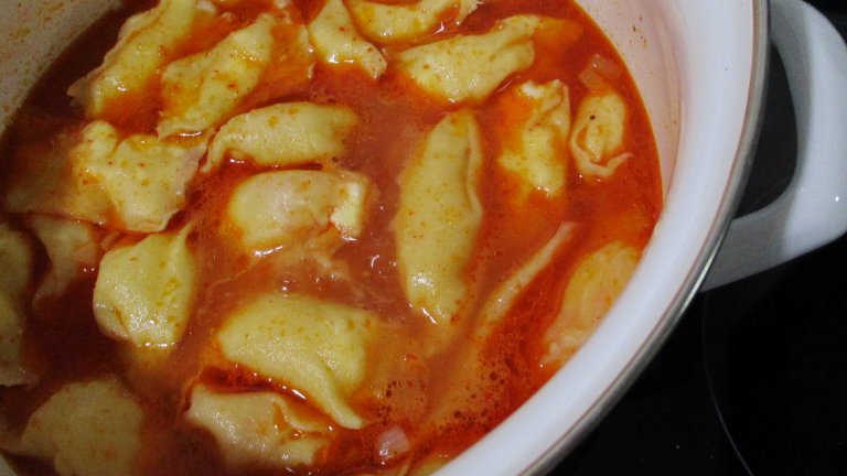  За соса: 

Около 100 грама доматено пюре или пресни домати

Олио

Една малка глава лук

Лъжица червен пипер, сол на вкус, лъжица-две брашно