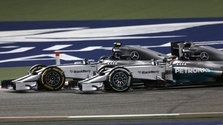 Двубоят между пилотите на Mercedes доминира сезона от старта до финала