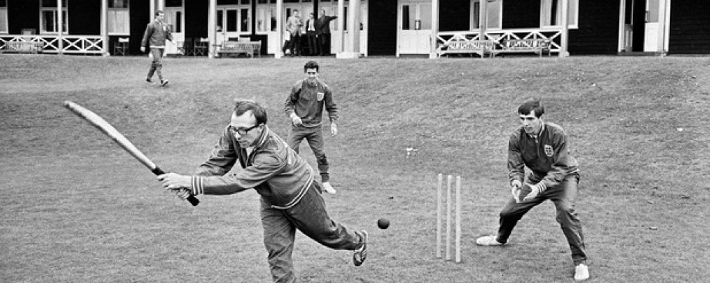 Ноби Стайлс, коравото момче в състава на Алф Рамзи, опитва да играе крикет в базата в Роухемптън. Той е с батата в ръка, а зад него е Мартин Питърс, който е бил отличен състезател по крикет, освен по футбол.