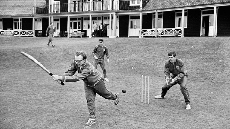 Ноби Стайлс, коравото момче в състава на Алф Рамзи, опитва да играе крикет в базата в Роухемптън. Той е с батата в ръка, а зад него е Мартин Питърс, който е бил отличен състезател по крикет, освен по футбол.