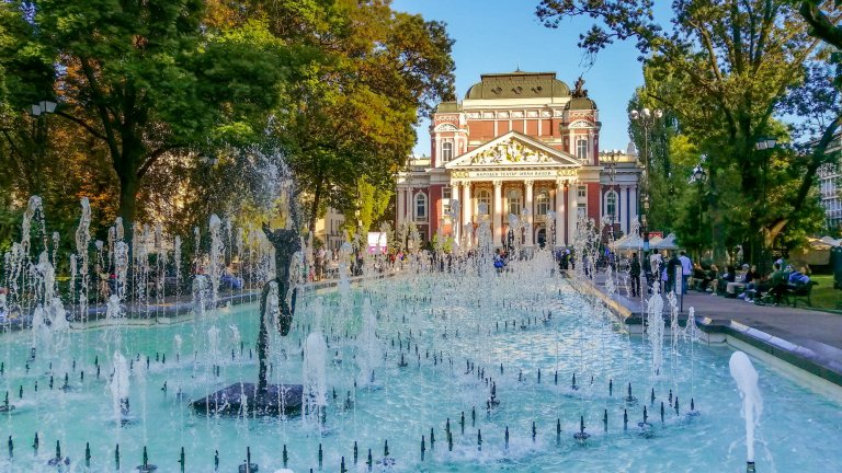 Отстъпката важи за спектаклите, които ще се поставят на сцена през юли и юни