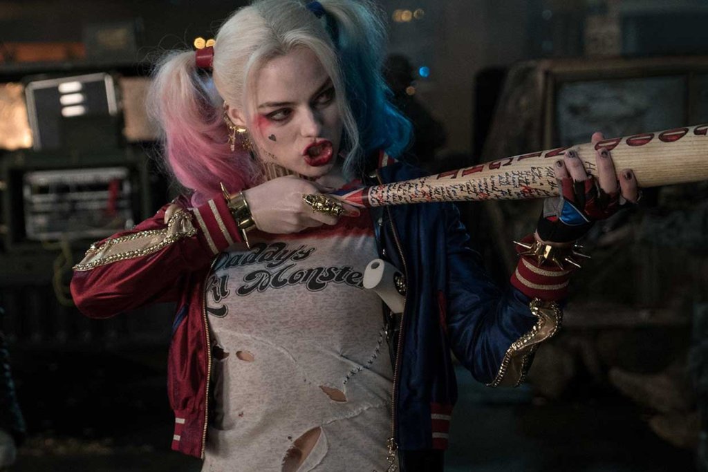 \"Отряд самоубийци\" (Suicide Squad)
Тя е психопатка, която убива наред, просто защото извлича удоволствие от процеса да мачка хората. Само Роби може да играе такъв изрод. Харли Куин, макар и малко спорно, попада в списъка с най-горещи femmes fatales
