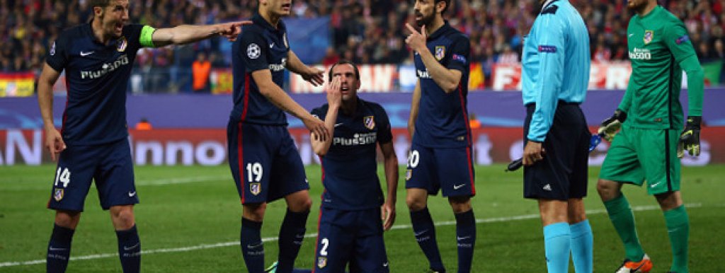 1. Дефанзивният стил на игра
Атлетико има брутален стил на игра. Успя да запази вратата си суха в 14 от последните си 16 домакински мача в Шампионската лига. Допусна едва 18 гола през сезона в Примера (за сравнение – следващата най-добра отбрана е тази на Барселона с 29 допуснати). Всъщност, Атлетико не се плаши да се защитава пред и в собственото си наказателно поле, но истинската тайна на добрите показатели е постоянната преса на футболистите, независимо къде се намира топката. Друг огромен плюс – Диего Симеоне разполага с толкова добра сплав в отбора си, че дори при контузия на един или дори двама ключови защитници разполага с такива, които могат да ги заменят.