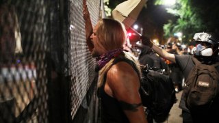 Размирици, палежи, неподчинение на полицейските нареждания, ранени полицаи и арести - тази картина се повтори за пореден път в САЩ през този уикенд след няколкоседмично затишие.