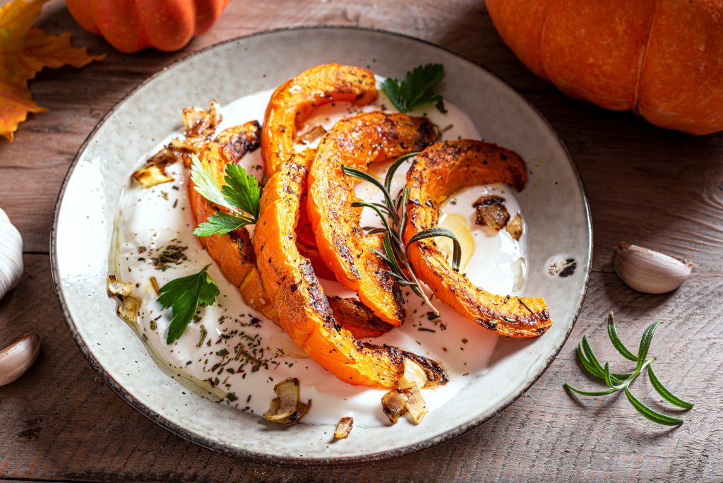 КаддоИли тиква с кисело мляко по арабски. За която изчистваме и обелваме една средна тиква и я режем на тънки полумесеци. Нареждаме парчетата в тава, поливаме със струйка зехтин, чаена лъжичка захар и чаена лъжичка канела. Печем на 180 градуса до златисто, като междувременно правим канапето от кисело мляко.
Смесваме една кофичка гъсто кисело мляко с няколко смлени скилидки чесън, сол, черен пипер и по желание – малко лют червен пипер. Целта е сладостта на тиквата със захар и канела да е в силен контраст със соленото и подлучено кисело мляко. Поднасяме като в чиния изсипваме от млякото и отгоре подреждаме няколко парчета тиква.