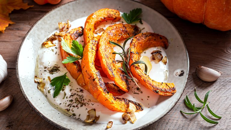 КаддоИли тиква с кисело мляко по арабски. За която изчистваме и обелваме една средна тиква и я режем на тънки полумесеци. Нареждаме парчетата в тава, поливаме със струйка зехтин, чаена лъжичка захар и чаена лъжичка канела. Печем на 180 градуса до златисто, като междувременно правим канапето от кисело мляко.

Смесваме една кофичка гъсто кисело мляко с няколко смлени скилидки чесън, сол, черен пипер и по желание – малко лют червен пипер. Целта е сладостта на тиквата със захар и канела да е в силен контраст със соленото и подлучено кисело мляко. Поднасяме като в чиния изсипваме от млякото и отгоре подреждаме няколко парчета тиква.