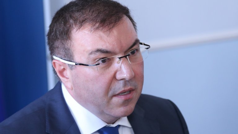 Министър Ангелов е категоричен, че хладилниците, необходими за съхранението на първата партида, вече са налични