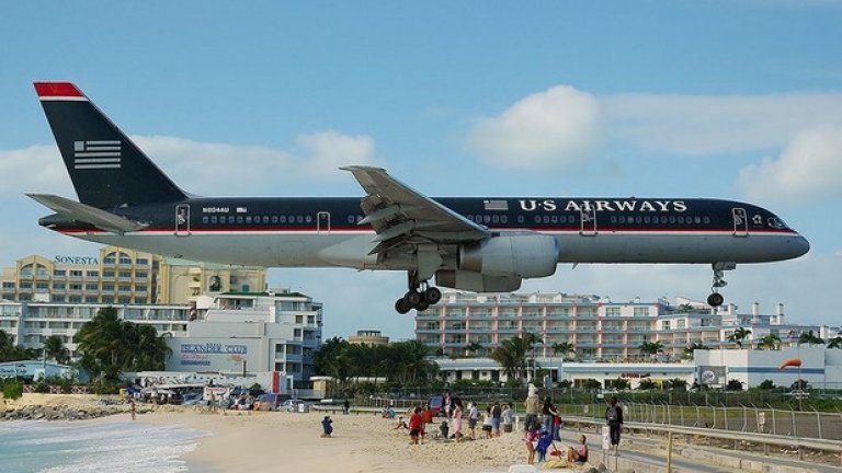 6. Летище Принцеса Юлияна, Сейнт Мартин
Летището е известно с това, че избралите да прекарат почивката си на този карибски остров често биват "притеснени" от гигантски самолети, които при кацането си минават на няколко метра от главите им.