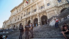 Италианската антитерористична служба DIGOS (Divisione Investigazioni Generali e Operazioni Speciali) твърди, че крайната десница и крайната левица в италианския политически спектър са обединили силите си, за да разпространяват омразата.
(Вижте снимките)