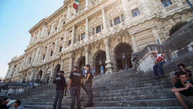 Италианската антитерористична служба DIGOS (Divisione Investigazioni Generali e Operazioni Speciali) твърди, че крайната десница и крайната левица в италианския политически спектър са обединили силите си, за да разпространяват омразата.
(Вижте снимките)