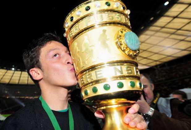 Месут Йозил
В Германия го смятаха за един от най-перспективните младоци, а славата му прескочи пределите на страната през 2008 г., когато вкара един и изработи още два гола за разгромното 5:2 за Вердер срещу Байерн на "Алианц". Тогава Йозил беше на 19.