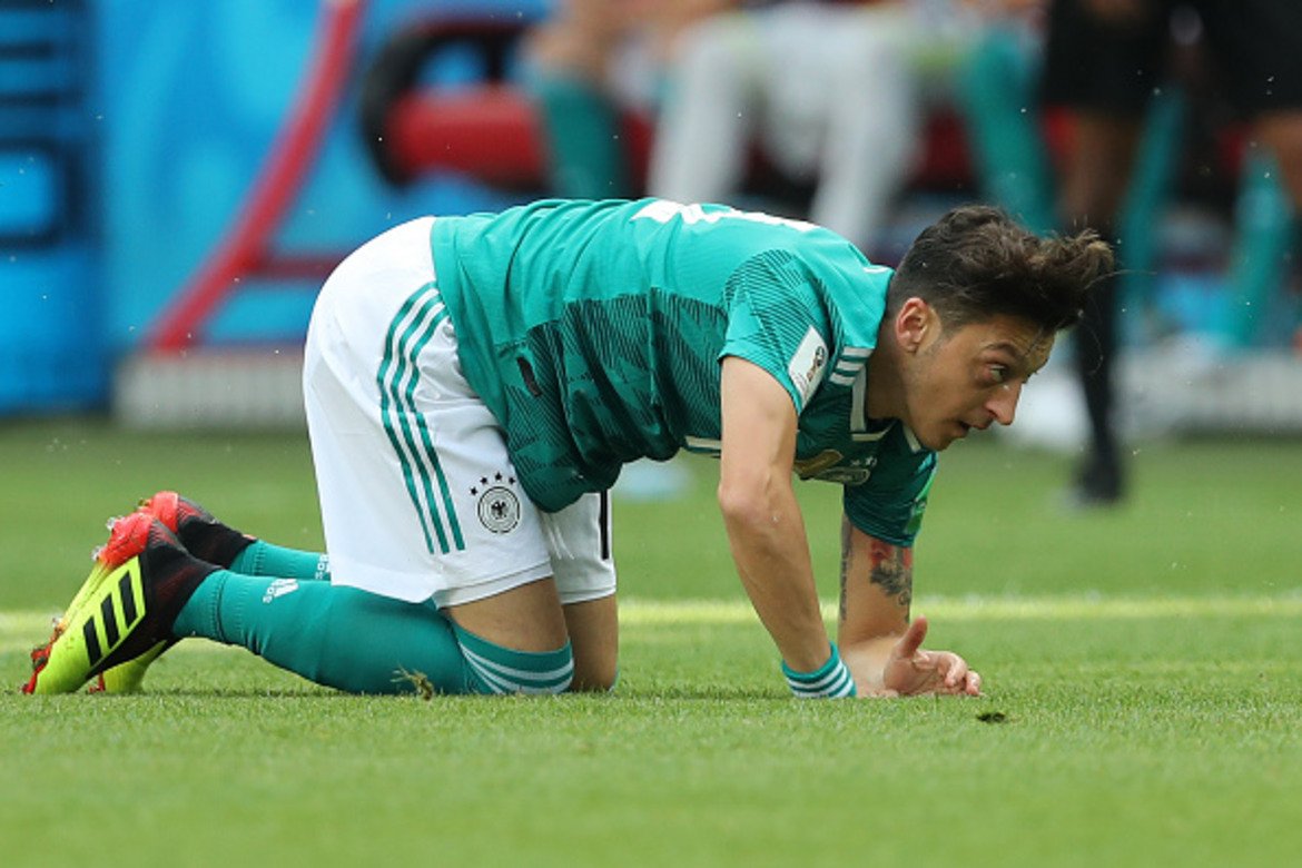 Месут Йозил изигра два от трите мача на Германия от груповата фаза на Мондиал 2018. И в двата Буденстима загуби - с 0:1 от Мексико и с 0:2 от Корея. Във втория мач, при победата с 2:1 над Швеция, Йозил остана на пейката. 