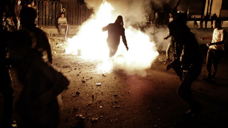 Причини за насилието са годишнината от свалянето на Мубарак, както и смъртните присъди на футболни фенове от Порт Саид
