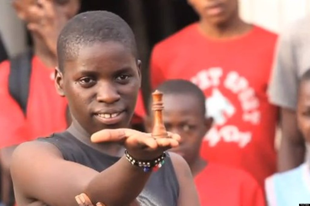 Есента: „Queen of Katwe” е оригинална история на „Дисни”. Тя се фокусира върху живота на момиче от Уганда, което иска да стане шампион по шах.
