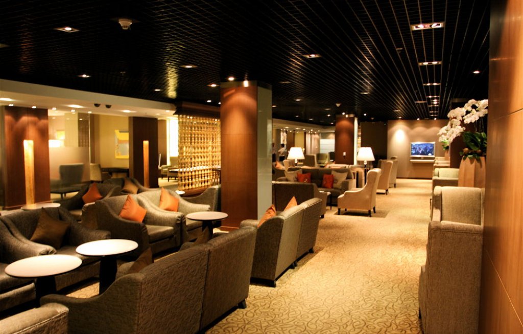 Thai Airways Royal First Lounge в Банкок - комфортна зона с VIP стаи, усамотени пространства и стаи за релакс  като начин за бягство от атмосферата на летището