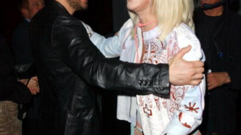 Отне близо 30 години на Шер да изясни какво се е случило между нея и Том Круз. През 2008 година певицата призна, че се е срещала с актьора през 80те години на XX век. По време на интервю през 2013 година тя беше попитана за уменията на Круз в леглото и Шер го нареди в своя топ 5.