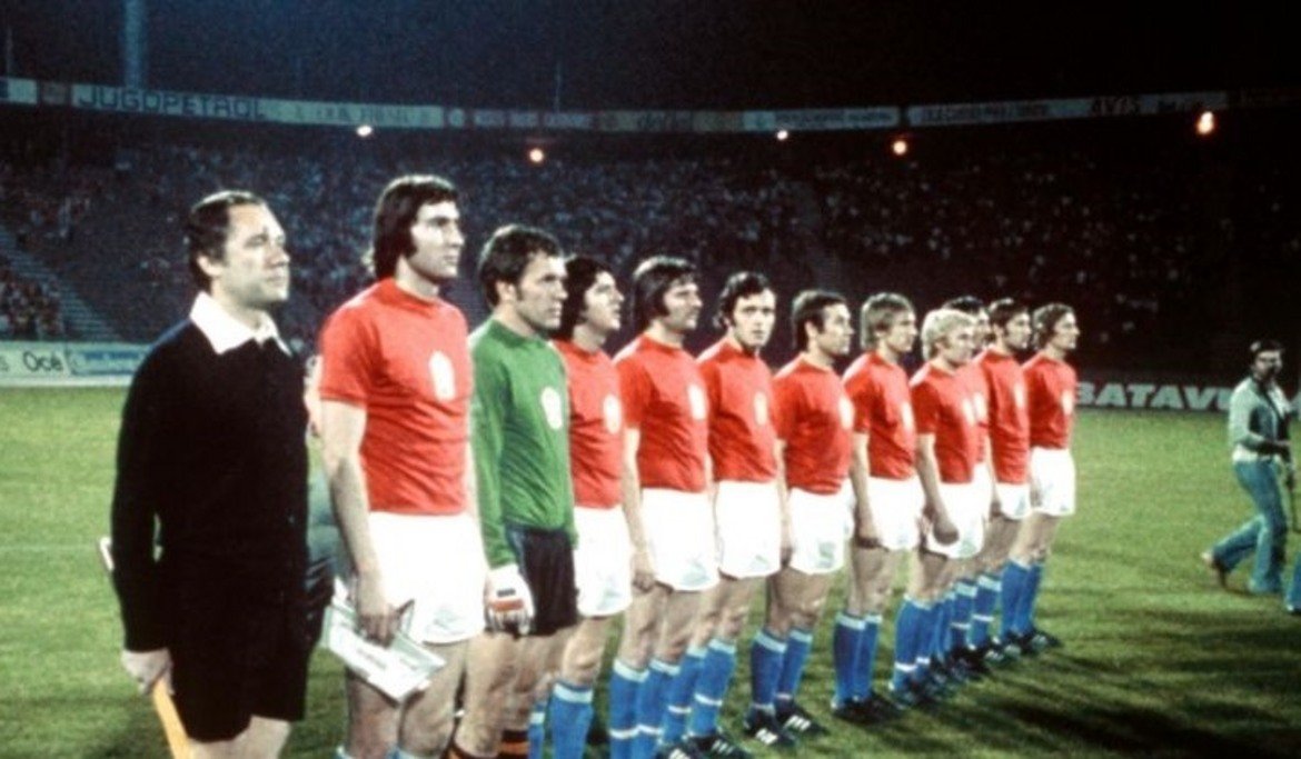 Чехословакия, Мондиал 1978
Три пъти се е случвало актуалният европейски шампион да не се класира за Световно първенство. При два от тях става дума за изненадващите победители Дания (през 1994-а) и Гърция (през 2006-а), така че шокът тогава не бе особено голям. Но случаят с тима на Чехословакия е съвсем различен. Отборът печели Евро 1976 със стил, след като отстранява Англия в квалификациите, а в полуфиналите побеждава Холандия с Кройф в състава си на полуфиналите. Финалът пък остана в историята с фамозното изпълнение на дузпа от Антонио Паненка, който копна топката зад Сеп Майер – тогава Германия за последно загуби на дузпи. Квалификациите за Мондиал а обаче са по-различни. Отново групите са с три отбора и, въпреки победата на старта срещу Шотландия с 2:0, на британска земя Чехословакия губи реванша (3:1), а също и мача си в Уелс (3:0). Всъщност този голям отбор успява да играе на само още три големи турнира, преди разпадането на страната през 1993-а.

