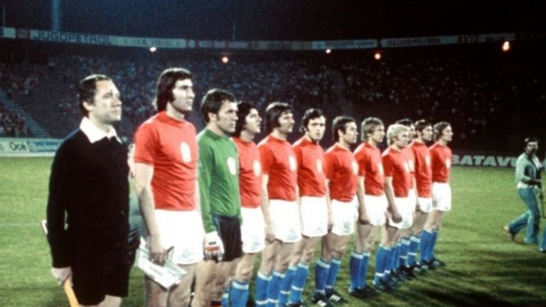 Чехословакия, Мондиал 1978
Три пъти се е случвало актуалният европейски шампион да не се класира за Световно първенство. При два от тях става дума за изненадващите победители Дания (през 1994-а) и Гърция (през 2006-а), така че шокът тогава не бе особено голям. Но случаят с тима на Чехословакия е съвсем различен. Отборът печели Евро 1976 със стил, след като отстранява Англия в квалификациите, а в полуфиналите побеждава Холандия с Кройф в състава си на полуфиналите. Финалът пък остана в историята с фамозното изпълнение на дузпа от Антонио Паненка, който копна топката зад Сеп Майер – тогава Германия за последно загуби на дузпи. Квалификациите за Мондиал а обаче са по-различни. Отново групите са с три отбора и, въпреки победата на старта срещу Шотландия с 2:0, на британска земя Чехословакия губи реванша (3:1), а също и мача си в Уелс (3:0). Всъщност този голям отбор успява да играе на само още три големи турнира, преди разпадането на страната през 1993-а.
