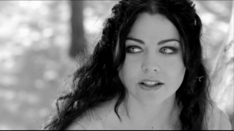Evanescence - My Immortal 
Evanescence определено имат таланта да придадат един по-нежен елемент в твърдата музика, правейки я достъпна и за малки момиченца. My Immortal обаче може да се каже, че прекалява с тази нежност и ситуацията става бонбонена.