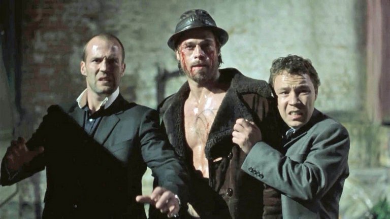 Гепи (2000, IMDB: 8,3/10)

Вторият филм на Ричи отново ни запраща в криминалния свят на Великобритания и конкретно - на Лондон. Преплитат се две истории - търсенето на откраднат диамант и живота на организатор на боксови мачове, който трябва да се съобразява с шефа си гангстер. Шарени персонaжи, чудесен сценарий, в който историите се преплитат, и онзи стил, който превърна Ричи в "име" - има предостатъчно причини да гледате (и отново) "Гепи". 

Когато първият ти филм е успешен, няма нищо учудващо в това в актьорския състав на втория да се появят звезди като Брад Пит и Бенисио Дел Торо.