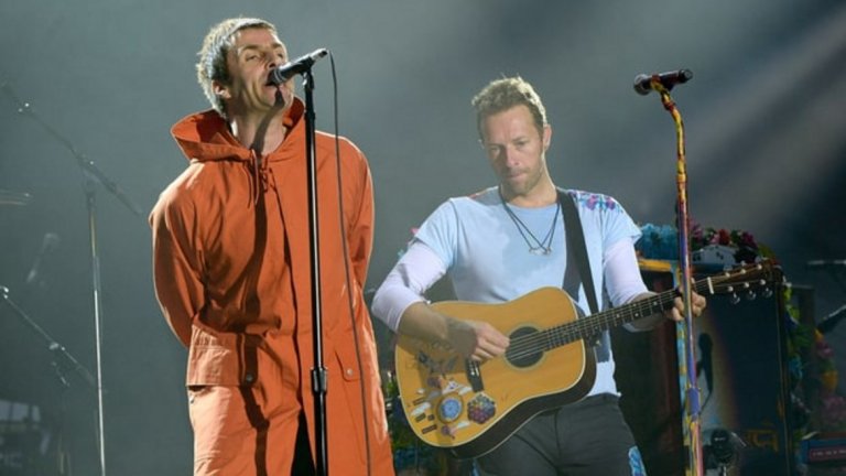 Лиъм Галахър (Oasis) и Крис Мартин (Coldplay) на благотворителния концерт в Манчестър