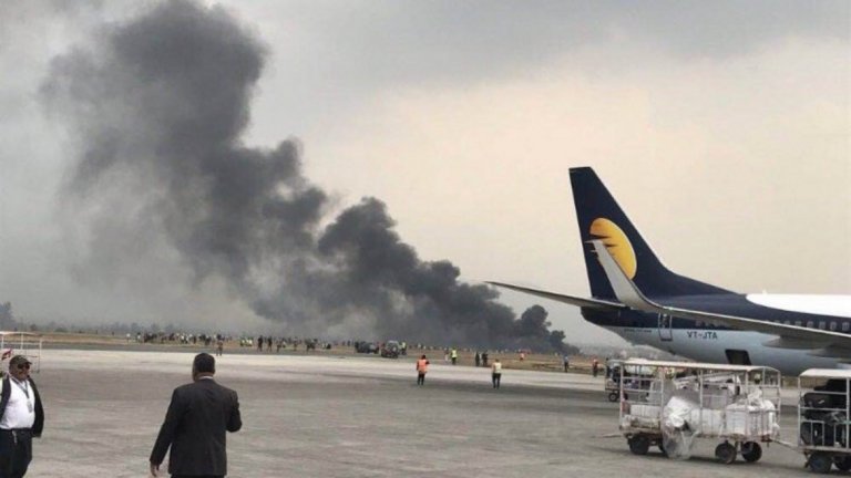 Пътнически самолет се запали при кацане в Катманду (обновена)