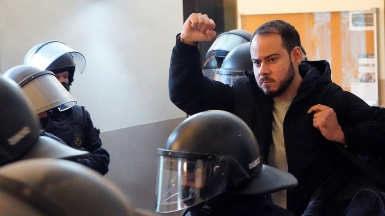 Рапърът Хасел обиди краля на Испания и сега го вкарват в затвора, но улицата излезе да го защити - Webcafe.bg