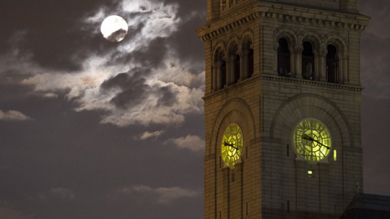 Снимка, предоставена от НАСА, показва луната над Вашингтон