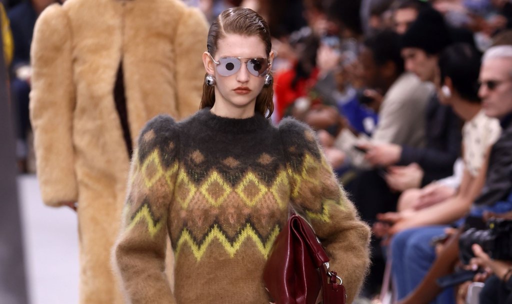 Пастелни + ярки цветове 

Нестандартните комбинации от цветове бяха сред водещите тенденции този сезон. Дизайнерите Tory Burch и Stella McCartney показаха как нежните пастелни тонове могат да се съчетаят с ярки нюанси. Малък проблясък на червено или намек за кафяво прави перфектен контраст на бледо розово, светлозелено и ледено синьо. А най-хубавото е, че може да изпробвате тази тенденция с дрехите, които вече имате у дома.