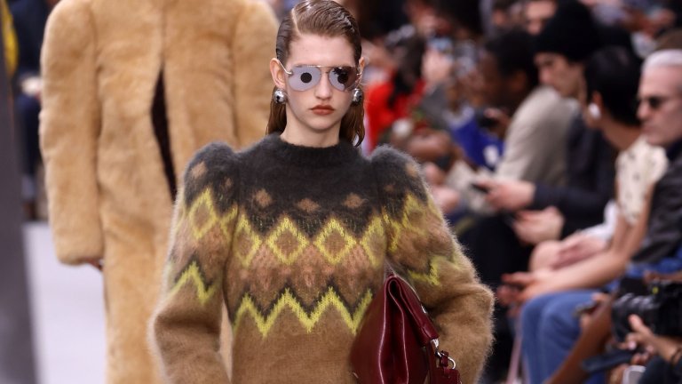 Пастелни + ярки цветове 

Нестандартните комбинации от цветове бяха сред водещите тенденции този сезон. Дизайнерите Tory Burch и Stella McCartney показаха как нежните пастелни тонове могат да се съчетаят с ярки нюанси. Малък проблясък на червено или намек за кафяво прави перфектен контраст на бледо розово, светлозелено и ледено синьо. А най-хубавото е, че може да изпробвате тази тенденция с дрехите, които вече имате у дома.