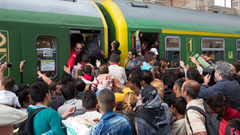 Чужденците масово се втурнаха на гара "Келети", след като полицията се оттегли