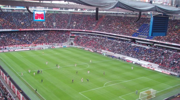На собствения си стадион "Амстердам Арена" Аякс има шанса да спечели първа титла от 2004 г.