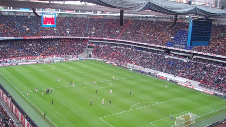 На собствения си стадион "Амстердам Арена" Аякс има шанса да спечели първа титла от 2004 г.
