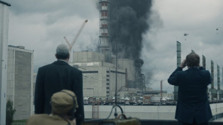 "Чернобил" (Chernobyl, HBO)

Лимитираният сериал, който накара света да говори отново (или да научи) за атомната централа край Чернобил, отнесе 7 отличия. Без съмнение за впечатляващото представяне на съветската действителност заслужено сред тях и е отличието за Най-добър дизайн на продукция (за даден исторически период или фентъзи програма). Сред другите се нареждат и наградите за лимитиран сериал за музика, монтаж, звуков монтаж и операторско майсторство.