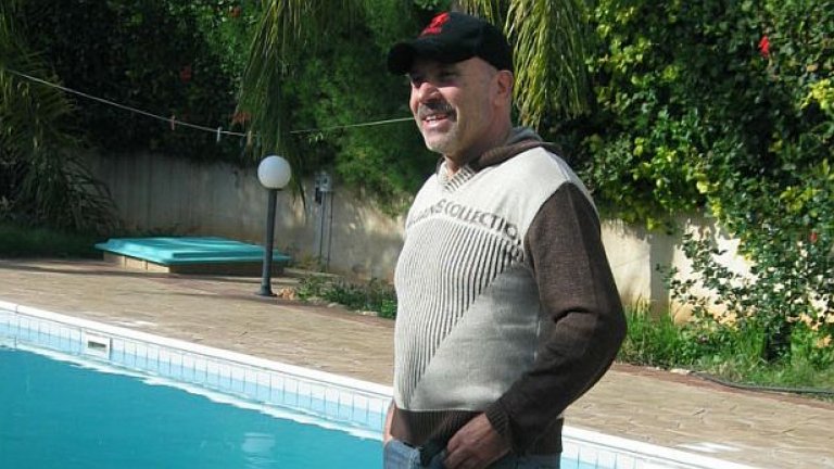 Георги Василев на басейна на къщата си в Кипър