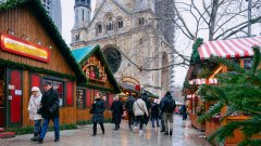 Коледният базар на Breitscheidplatz в средата на Берлин се разпростира навсякъде се около Мемориалната църква "Кайзер Вилхелм"