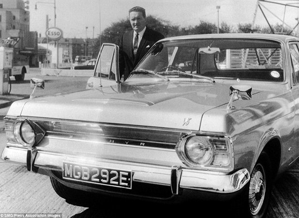 Мениджърът на Селтик Джон Стейн и неговият Форд Зефир. Снимката е направена само два дни преди европейската титла на "детелините" през 1967-а след успеха с 2:1 над Милан в Лисабон
