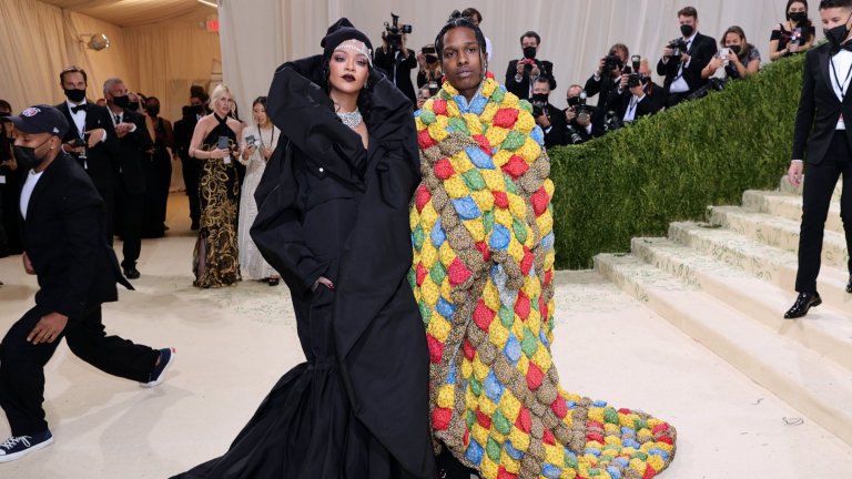 РианаПевицата, придружена от A$AP Rocky, също заложи на черен, но пищен аутфит (отново дело на Balenciaga).