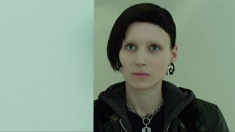 "Мъжете, които мразеха жените" (The Girl with the Dragon Tattoo)Година:2011Едноименният криминален роман на Стиг Ларшон е перфектен повод за Финчър да се върне към поджанра "кино за серийни убийци" със своя девети филм.Фокусът обаче пада и върху отношенията между разследващия журналист Микаел Бломквист (Даниел Крейг), нает от богаташ да разследва случай с давност от 40 години, и умна хакерка с тъмно минало (Руни Мара), която му става асистент.Двамата попадат в заешка дупка, погълнала много герои на Финчър, а както обикновено, и тук паралелно с ровенето в чуждите престъпления, те се борят и със собствените си травми и обсесии.