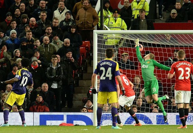 5 януари: Суонси също се записва в сезона на "първите пъти". Уелският тим печели с 2:1 на "Олд Трафорд" и изхвърля Юнайтед от Купата на Футболната асоциация. Грандът отпада още в III кръг за втори път от 30 години. А загубата у дома от Суонси, разбира се, е първа в историята за Юнайтед.