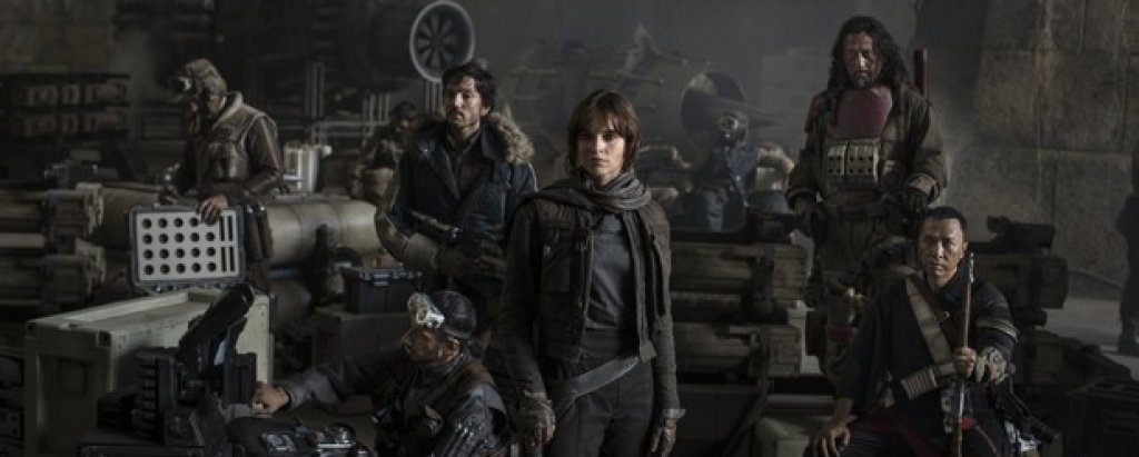 Star Wars: Rogue One
Да, да, да! Нов междузвезден сблъсък само година след завръщането на силата. Този път режисьор е Гарет Едуардс, който дава своя прочит на известната поредица за събитията преди Люк и Дарт Вейдър.