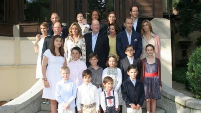 Цялото семейство на царя заедно с 11-те му внука.