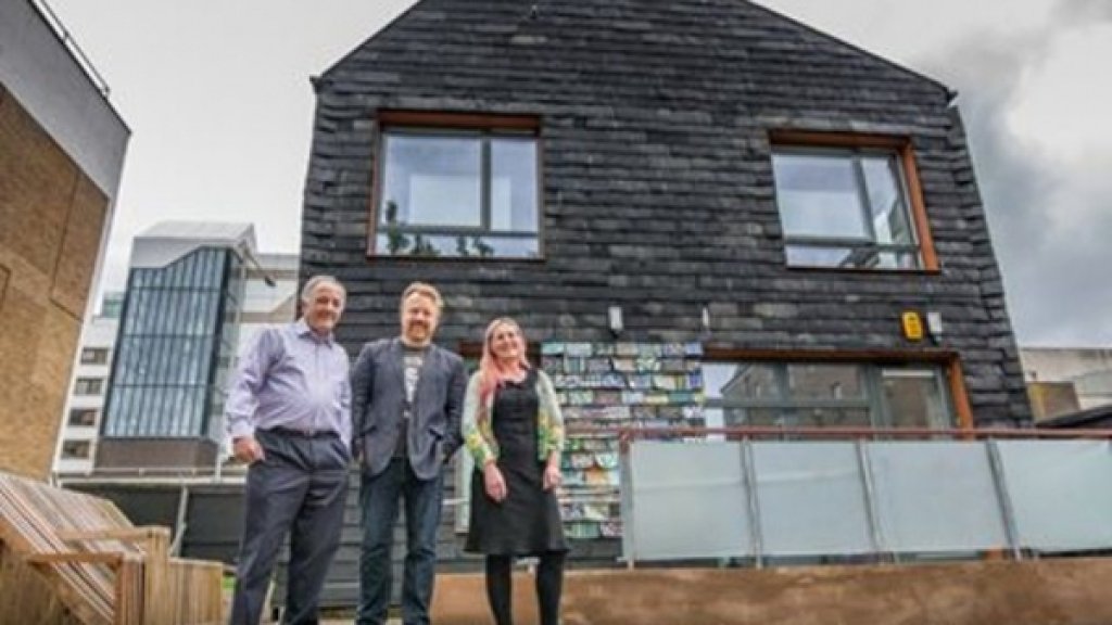 architect-duncan-baker-brown-m-builds-eco-home-out-of-garbage