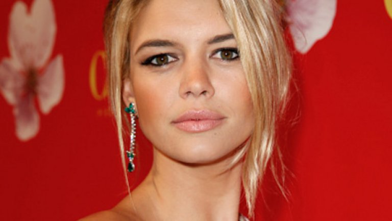 Достойна заместничка на Памела в новите "Спасители на плажа"