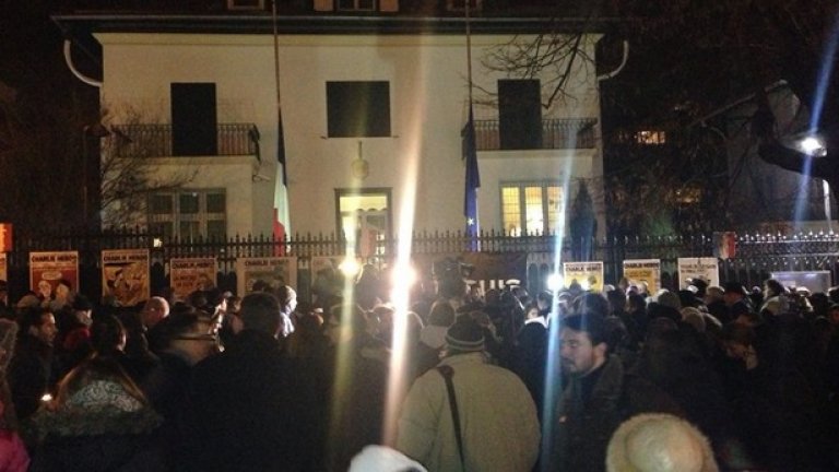 Около 200 души изразиха почит към загиналите от "Шарли Ебдо"