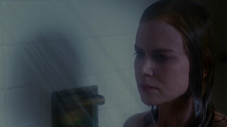 В "Изгубена невинност" се разказва историята на семейство, в което бащата умира, а дъщерята остава сама с психически нестабилната си майка (в ролята - Никол Кидман). На погребението те се запознават с мистериозен брат на починалия, който остава да живее при тях.